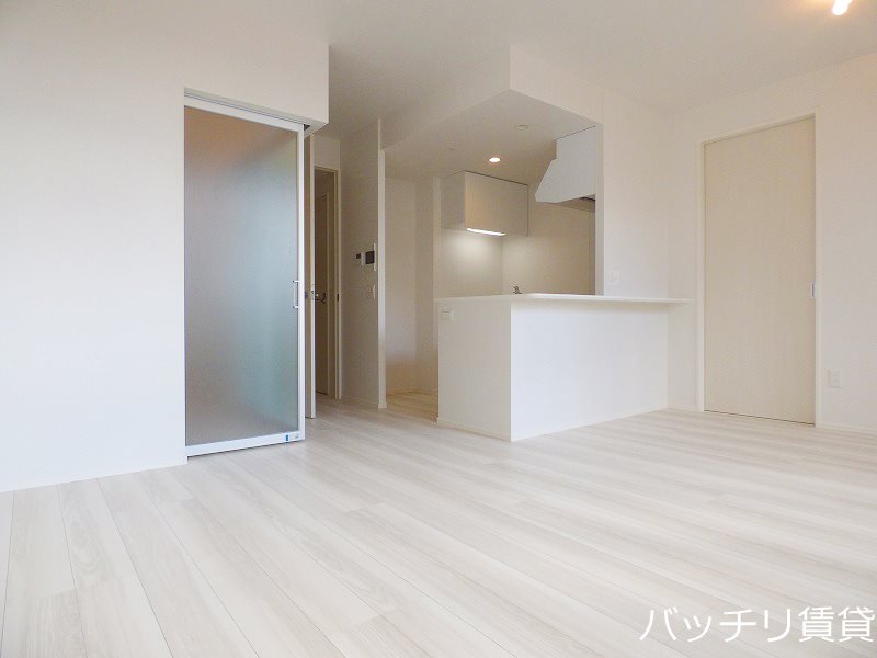 居室・リビング　※同マンション別部屋写真のため、床・建具などのカラーが異なり