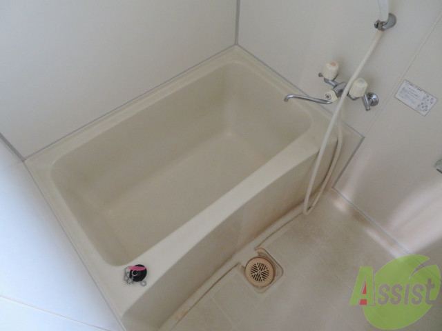 バス・シャワールーム　バスルームは狭すぎず、シャワーも浴びやすそうです。