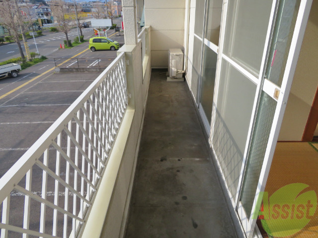 バルコニー　バルコニーは幅があり、広い印象を受けました。