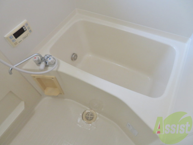 バス・シャワールーム　浴室はゆったりと浸かれるサイズ感になっています。