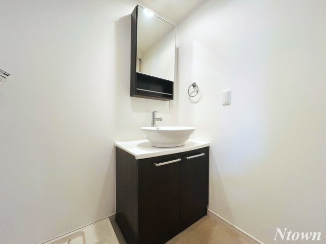 洗面設備　独立洗面台あり、毎朝おしゃれに忙しい女性の方におすすめです