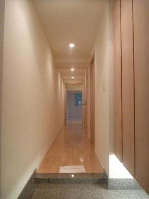 玄関　※別部屋の参考写真となります。