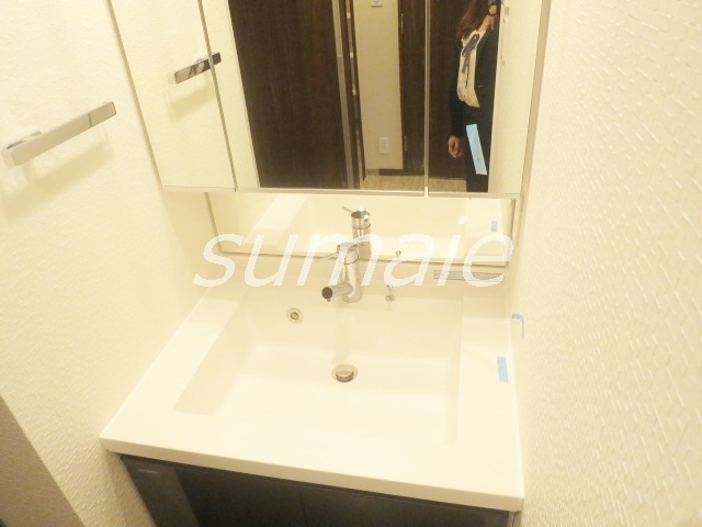 洗面設備　3面鏡収納付きの洗面台です！