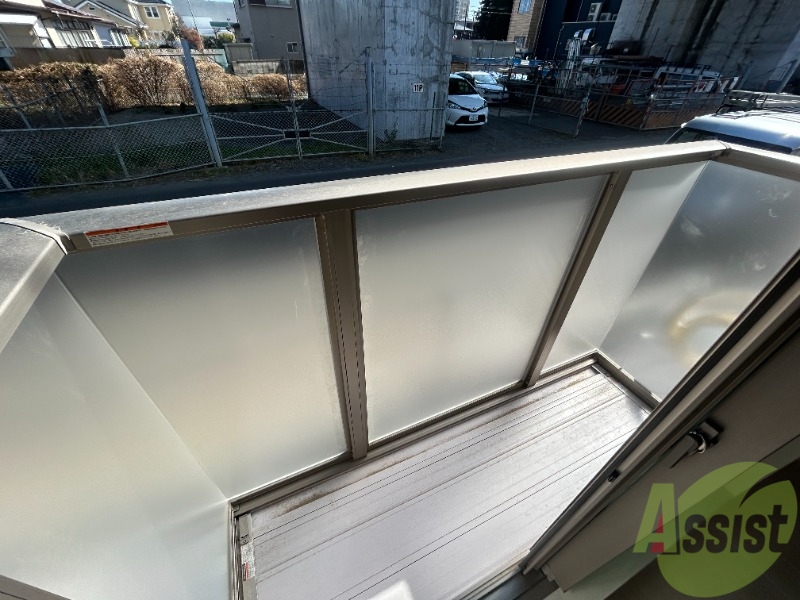 バルコニー　バルコニーは洗濯物がはかどりそうな広さがありますよ。