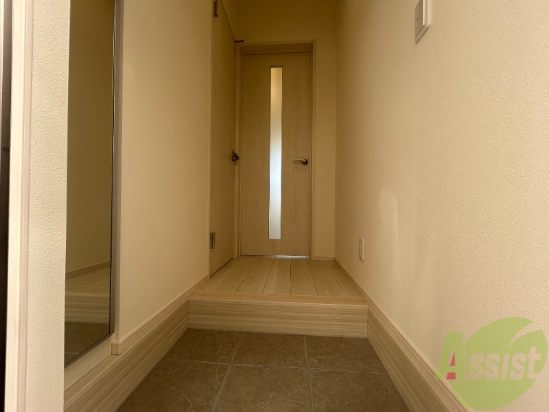 玄関　玄関から撮影しました。明るい印象ですね。