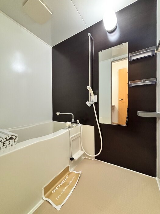 バス・シャワールーム　落ち着いた雰囲気のお風呂は追い焚き機能付きです！