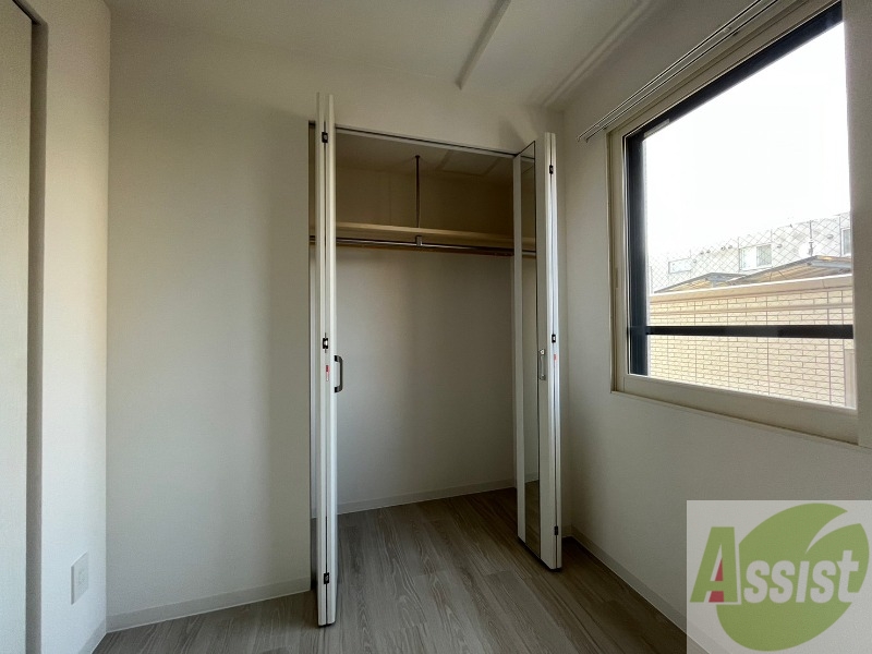 収納　こちらの収納にはハンガーをかけて服もしまえますね。