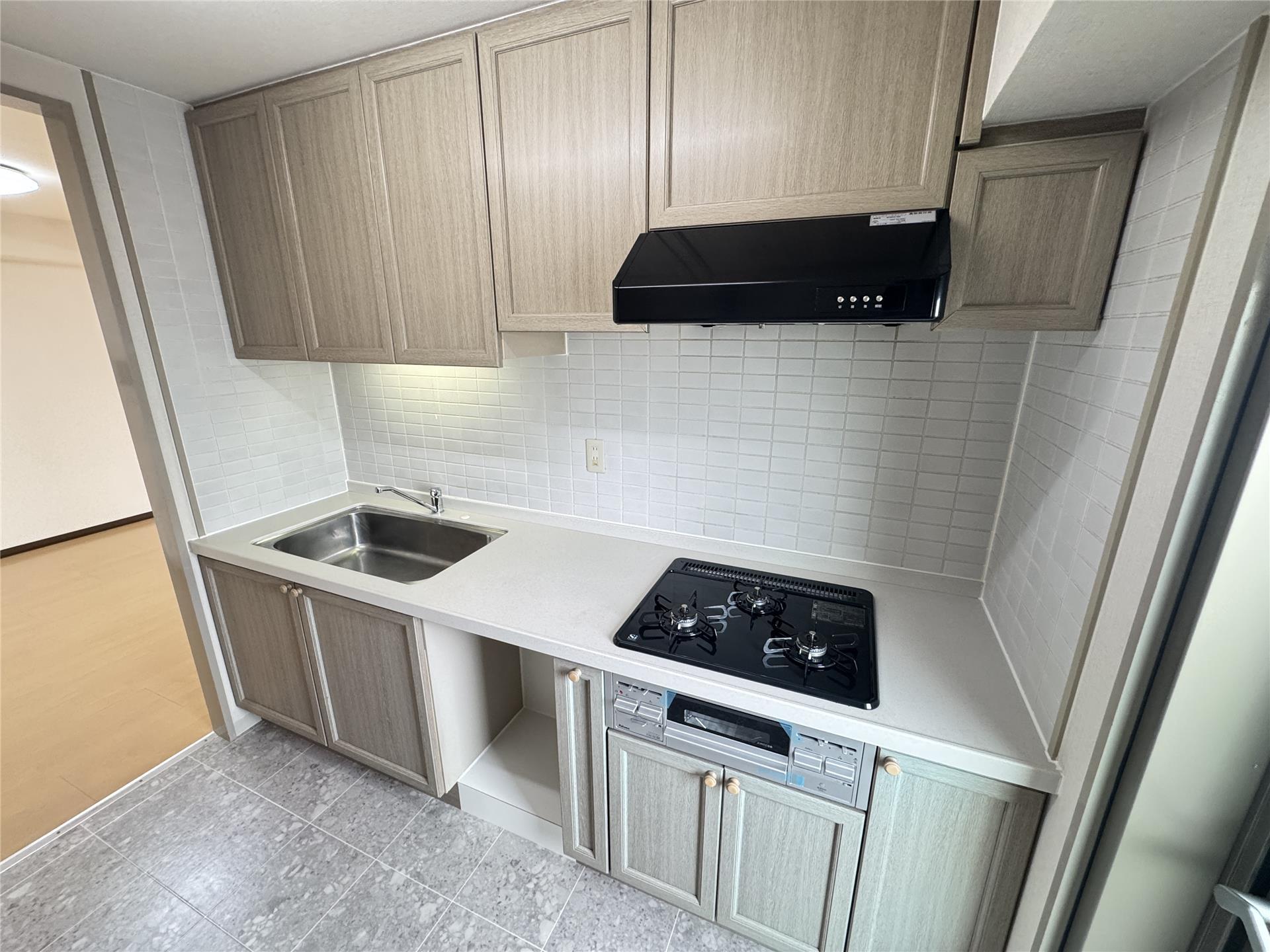 キッチン　ガスコンロ付きのシステムキッチン