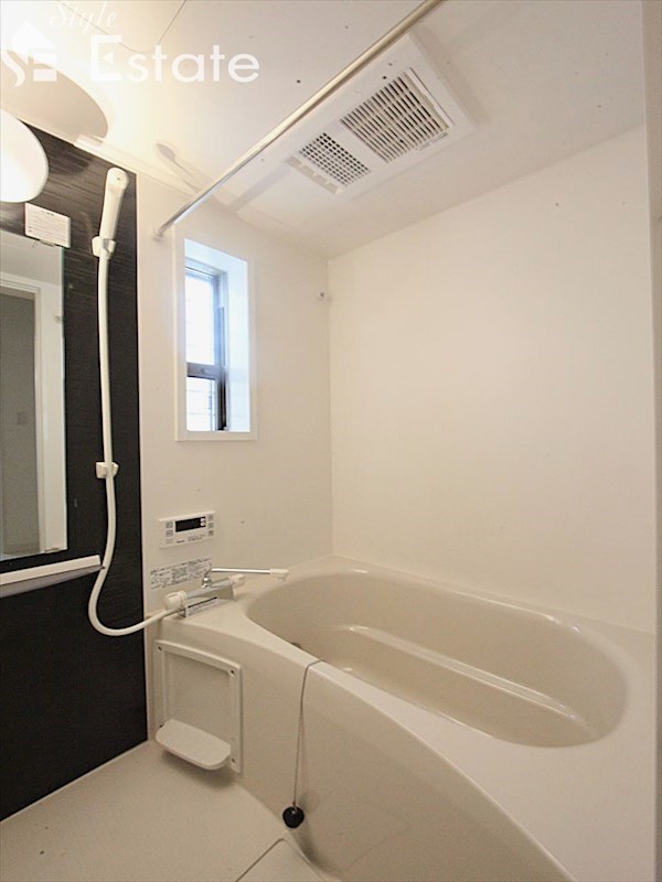 バス・シャワールーム　バスルーム　窓付