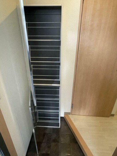 玄関　玄関横にはシューズボックスあり