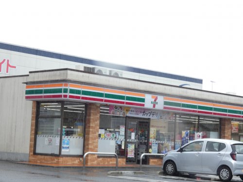 コンビニ　セブンイレブン（コンビニ）まで1176m