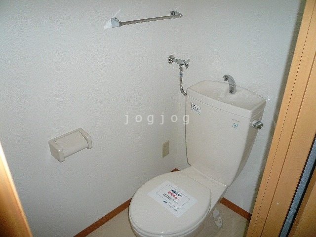 トイレ　水廻りは清掃済みで綺麗な状態です。