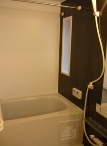 バス・シャワールーム　いつでも温かいお風呂に入れる追い焚き機能付きのバスルームです