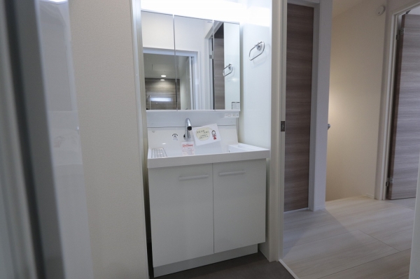 洗面設備　独立洗面台で朝の準備も快適です♪