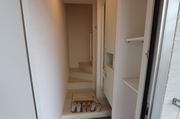 玄関　入ってすぐに内階段あります