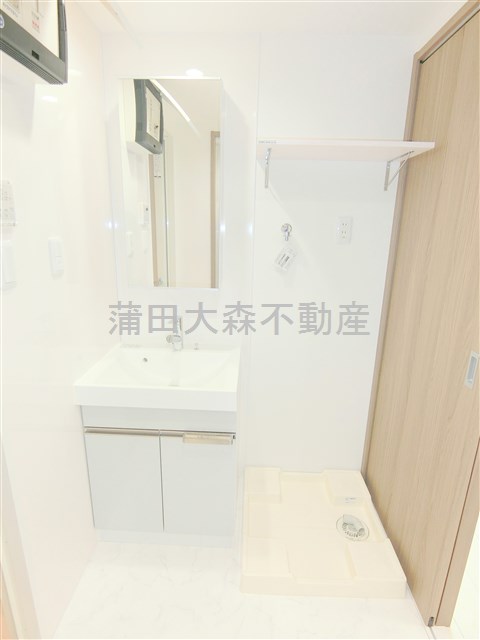 洗面設備　独立洗面台　棚付きの洗濯機置き場　洗面脱衣所