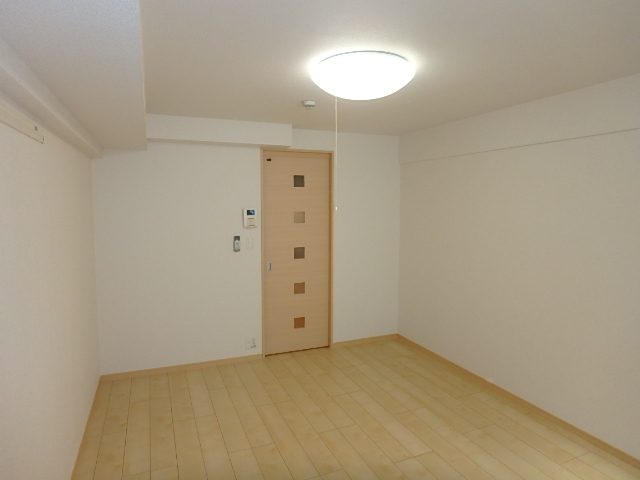 居室・リビング　明るめカラーのフローリングで家具もあわせやすいですね。