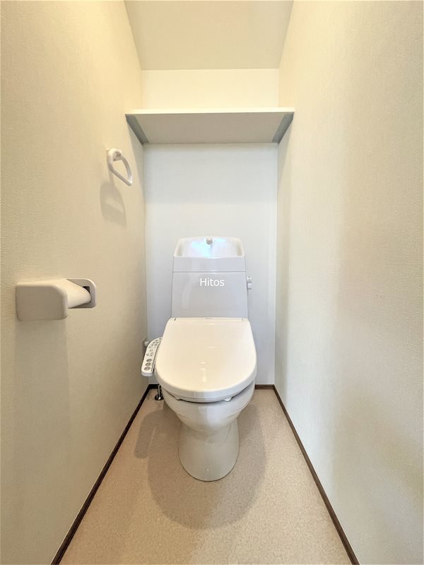 トイレ　温水洗浄便座付きのトイレです。