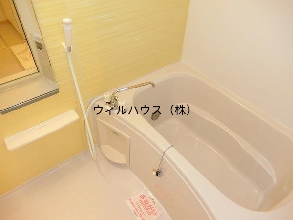 バス・シャワールーム　浴室乾燥機、追い焚き機能付きバス！