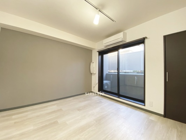 居室・リビング　カラークロスがアクセントになっています☆