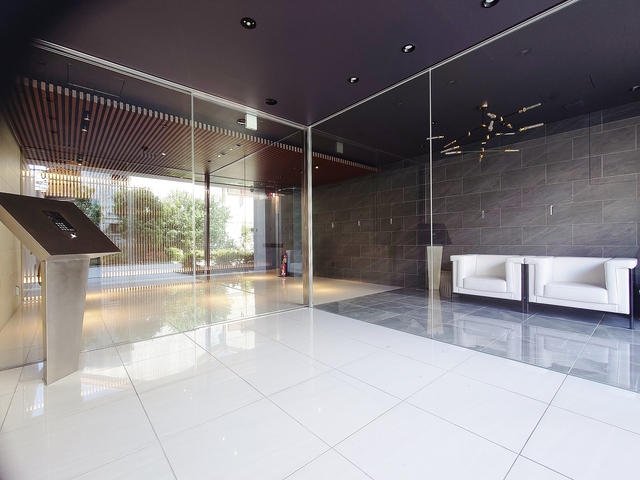 エントランス　オートロック・防犯カメラ・エントランス