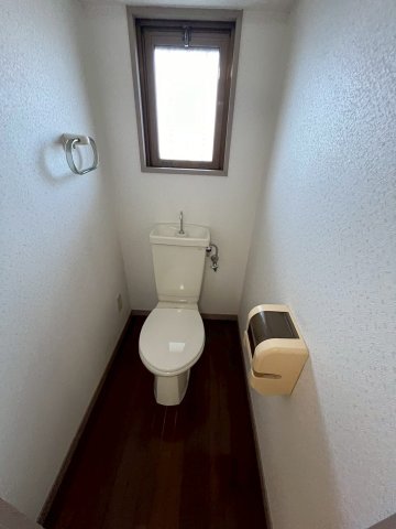 トイレ　落ち着いた色調のトイレです