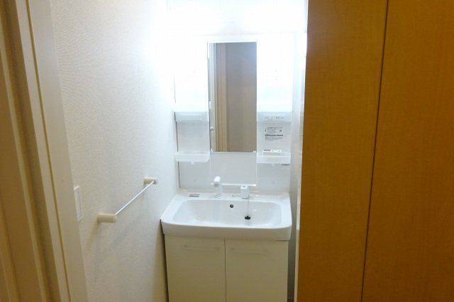 洗面設備　明るい洗面所です