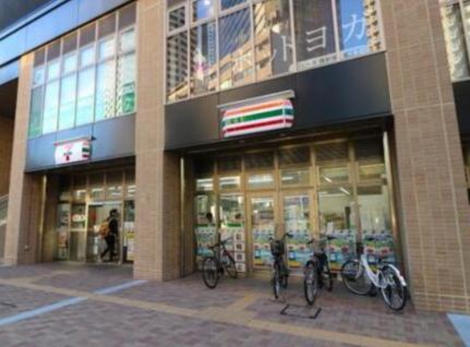コンビニ　セブンイレブン西新宿5丁目中央店（コンビニ）まで141m