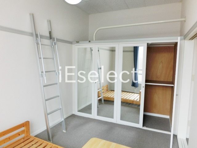 居室・リビング　明るいお部屋。天井が高く開放感があります。