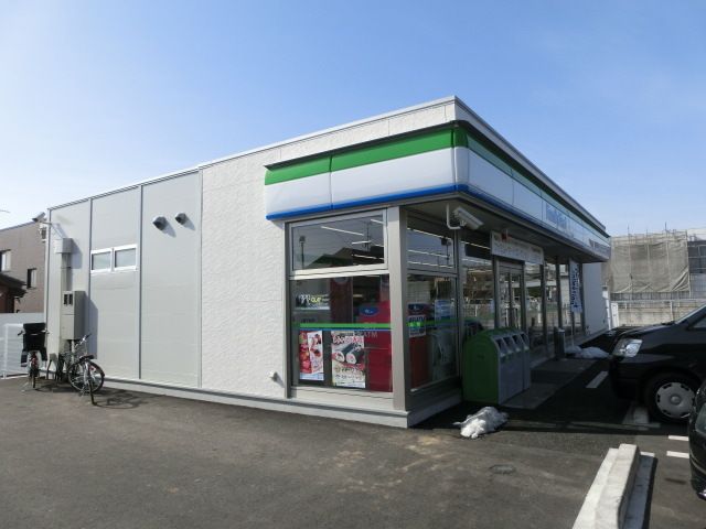 コンビニ　ファミリーマート（コンビニ）まで620m