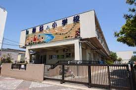 小学校　江東区立辰巳小学校（小学校）まで704m