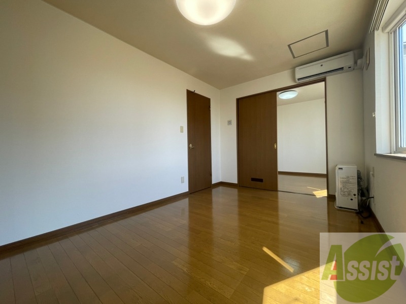 居室・リビング　木目のフローリングは落ち着きのある印象のお部屋になりますね。