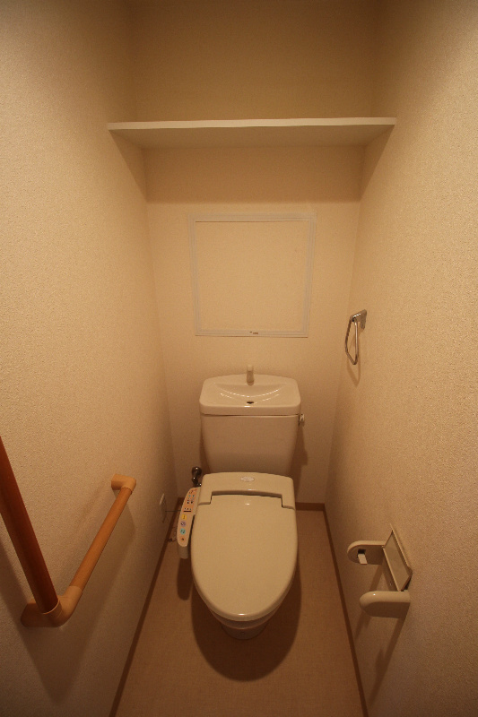 トイレ　手すり付のトイレでご高齢の方も安心