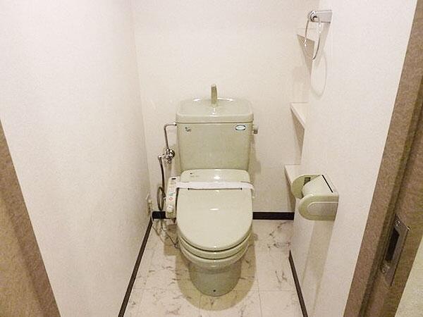 トイレ　落ち着いた色調のトイレです