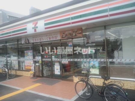 コンビニ　セブンイレブン 富田林西口店（コンビニ）まで305m