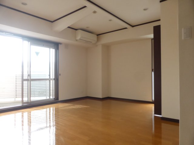 居室・リビング　同物件別部屋
