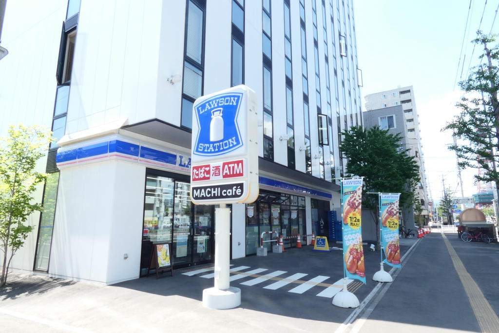 コンビニ　ローソン札幌南1東三丁目店（コンビニ）まで98m
