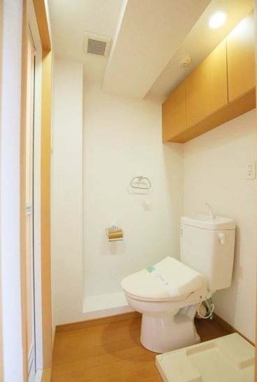 トイレ　★トイレ上部、収納スペースあり★