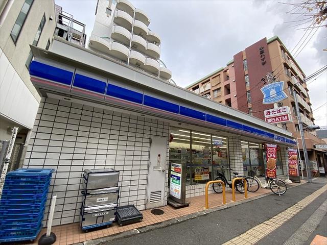 コンビニ　ファミリーマート（コンビニ）まで1100m