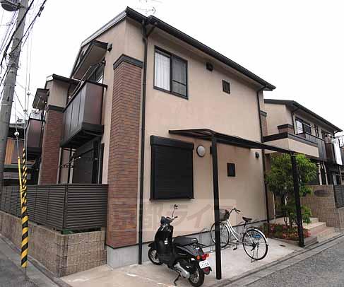 建物外観　茶系の落ち着いた色合いの物件です。