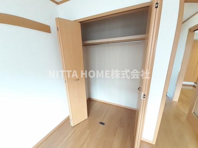 収納　洋室についている収納です＊