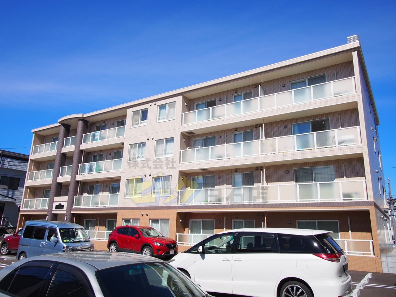 建物外観　夏も快適なエアコン付きの２ＬＤＫマンションです♪