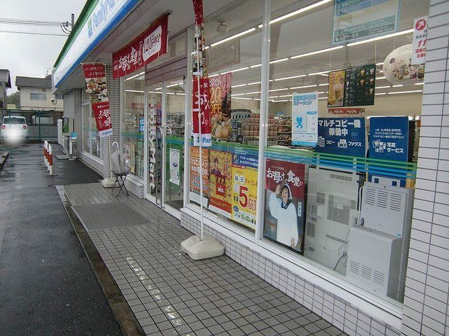 コンビニ　ファミリーマート甲西日枝店（コンビニ）まで1300m
