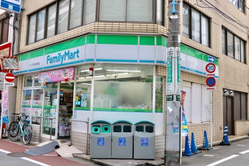 コンビニ　ファミリーマート アイズ高田馬場店（コンビニ）まで98m