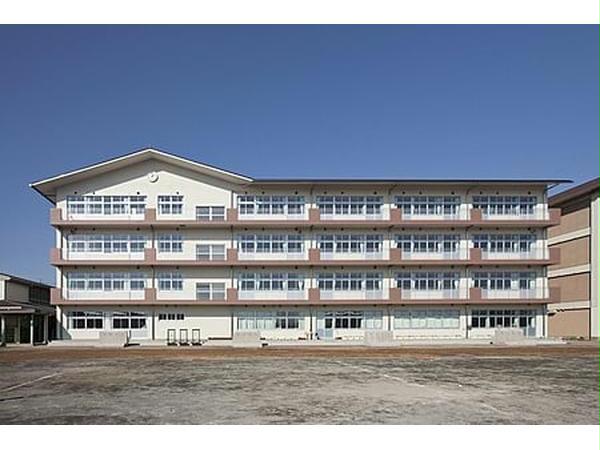 中学校　高崎市立中尾中学校（中学校）まで818m