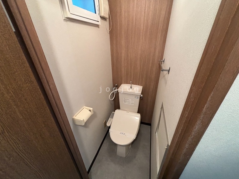トイレ　嬉しい温水洗浄便座付きのトイレです。