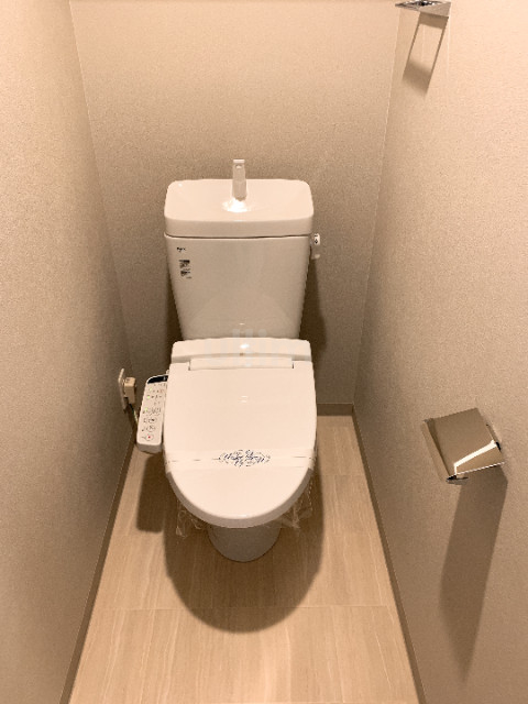 トイレ　違うお部屋の写真です。ご参考までに