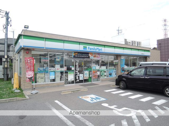 コンビニ　ファミリーマート（コンビニ）まで525m