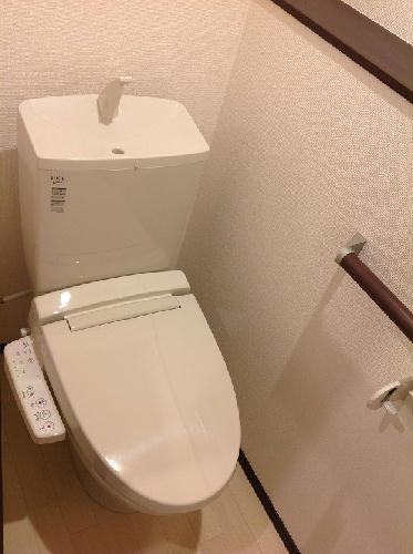 トイレ　温水洗浄便座付きのトイレです。