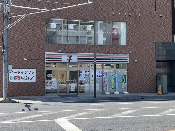 コンビニ　セブンイレブン（コンビニ）まで129m